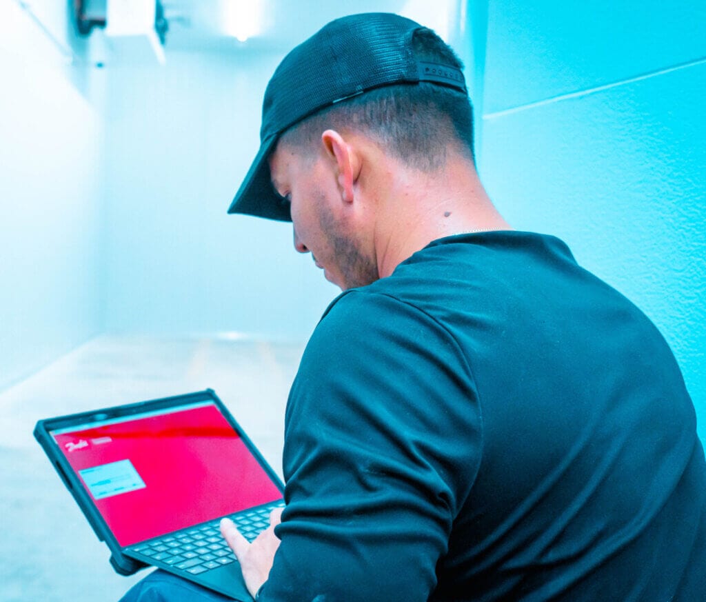 Dynamiq specialist use the AK-SM 800A. Industry 4.0